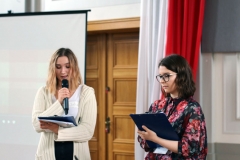 Uczestnicy-YLP-otwierają-wystawe-w-swojej-szkole-Kędzierzyn-Koźle-maj-2017